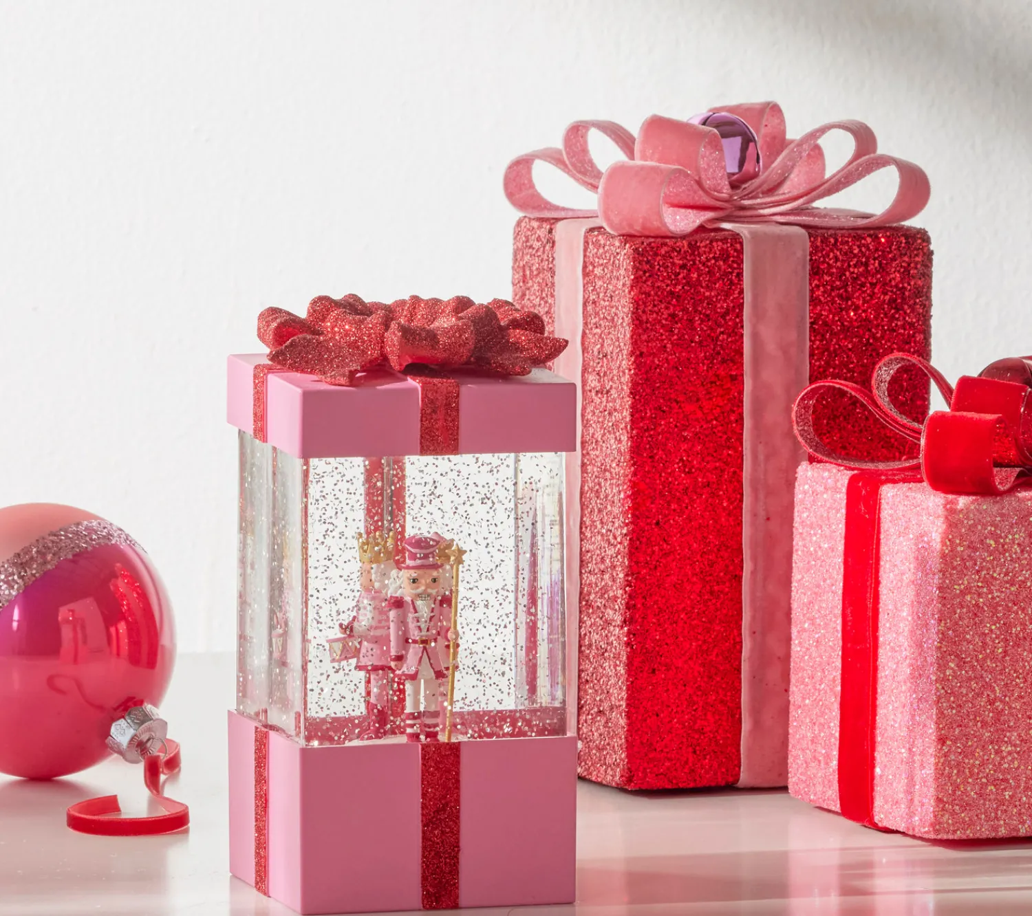 New The Jolly Christmas Shop Raz 7.75" Blushing Pink Christmas Present Water Globe With Nutcracker 4400758