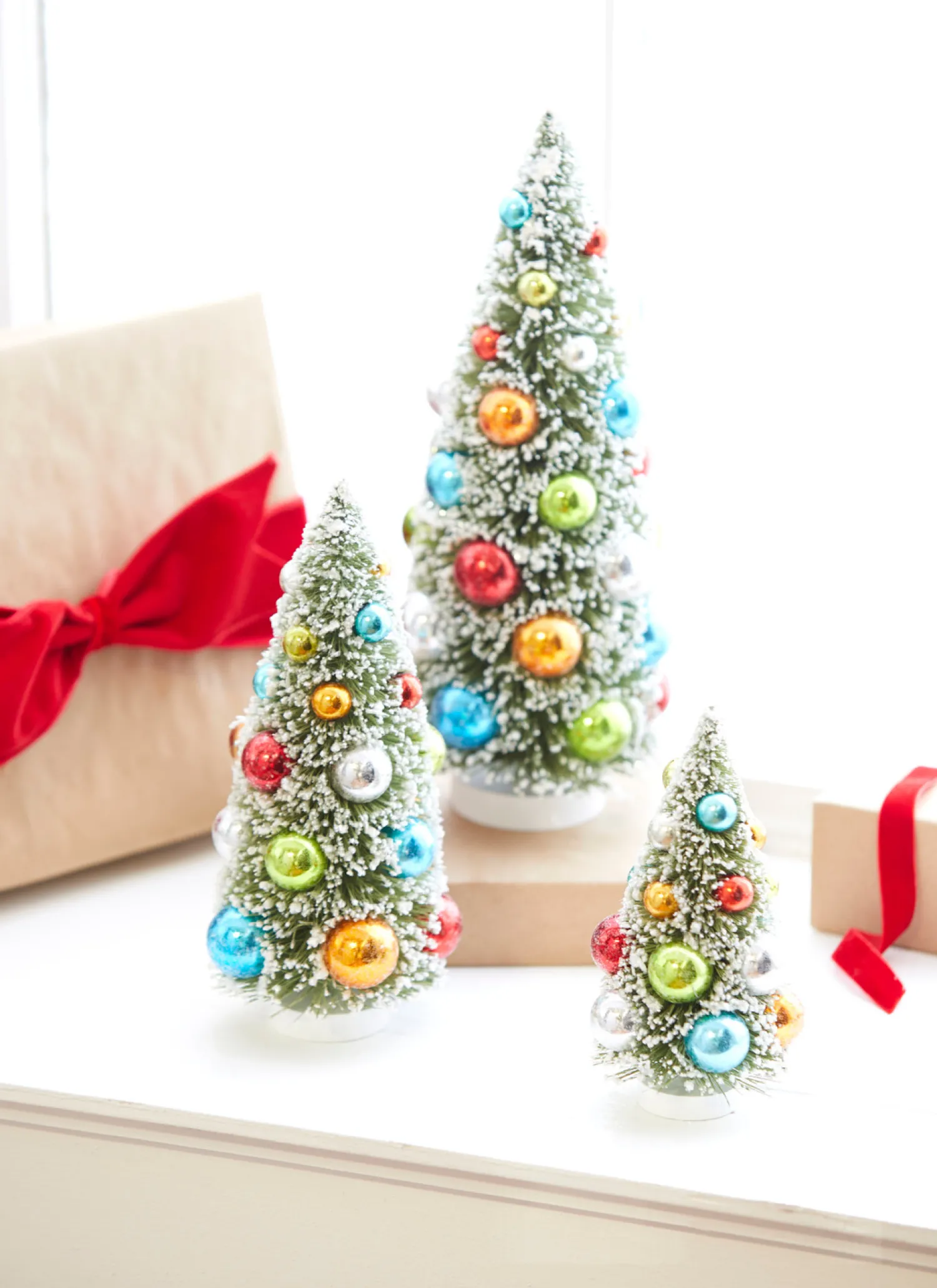New The Jolly Christmas Shop Raz 12" Set Of 3 Snowy Bottle Brush Trees With Colorful Ornaments Christmas Trees 4316153