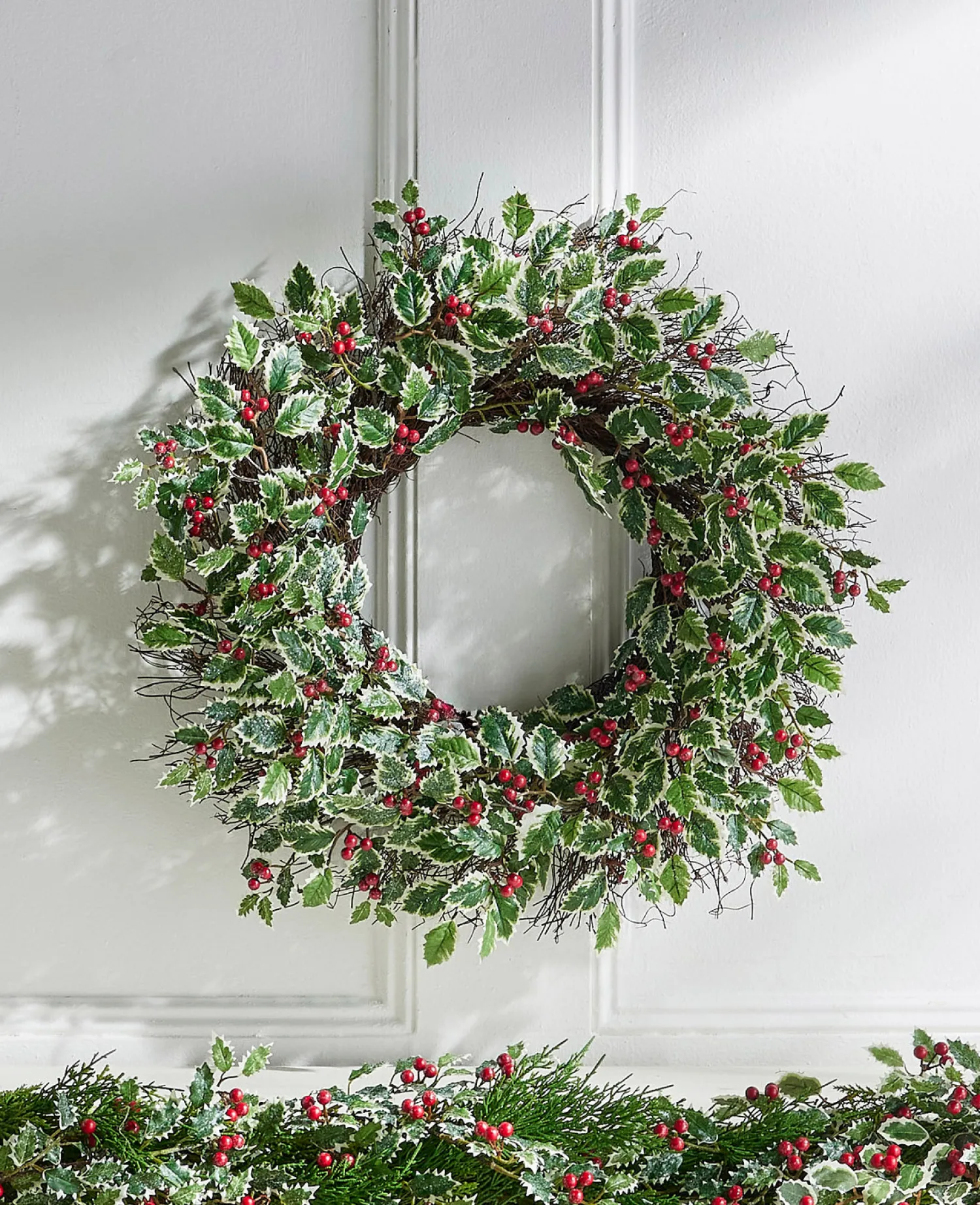 Best The Jolly Christmas Shop Raz 26" Variegated Holly Leaf And Berry Christmas Wreath W4402461