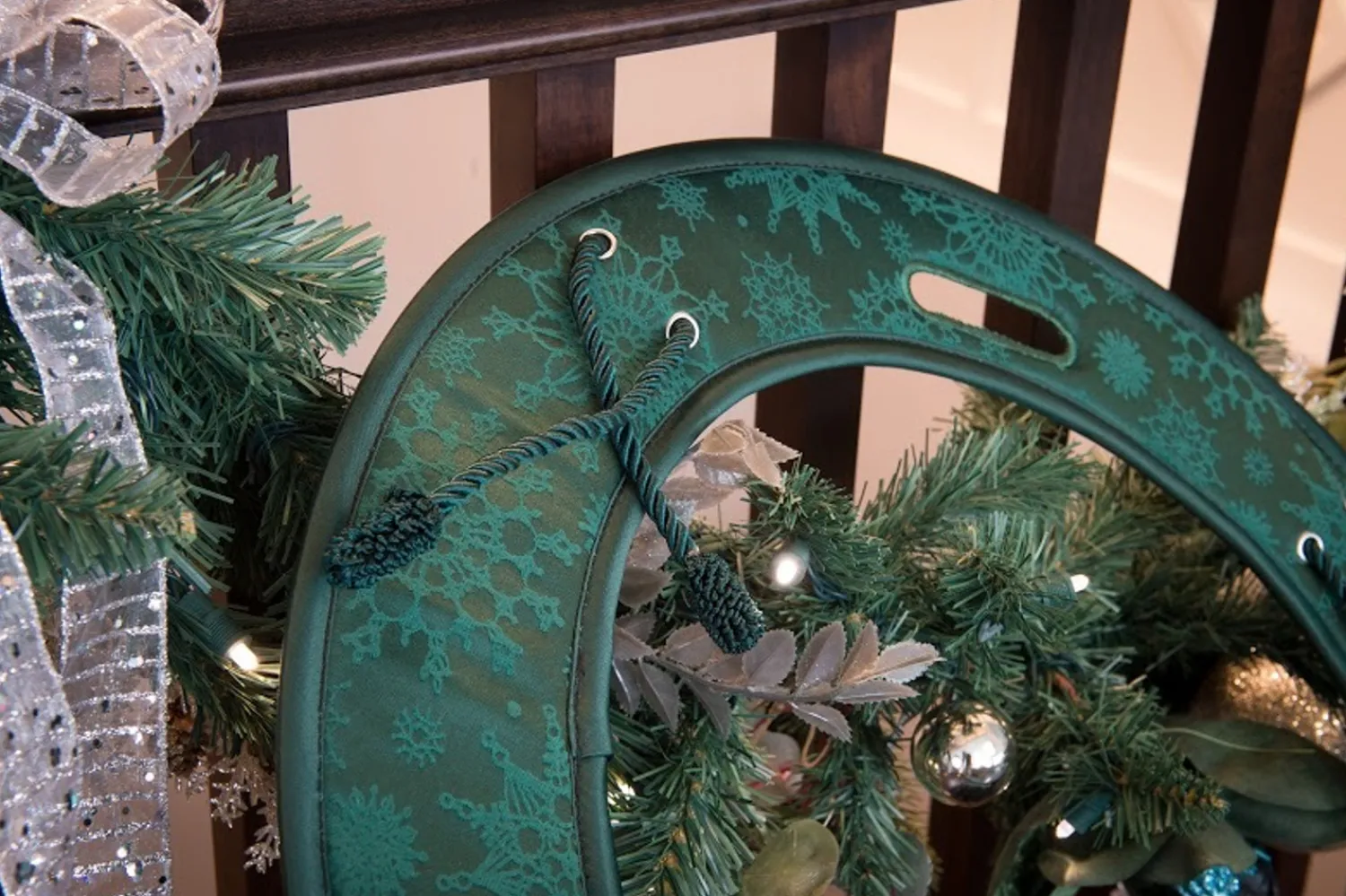 Discount The Jolly Christmas Shop Village Lighting Deluxe Door Saver For Christmas Wreaths V-11101-DLX